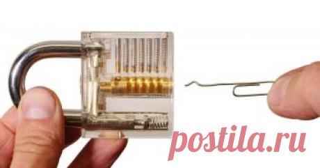 Как открыть навесной замок с помощью скрепки В фильмах часто можно увидеть, как обычная канцелярская скрепка превращается в отмычку, вскрывающую даже сложные замки. Канал DaveHax доказал, что подобное можно провернуть и в реальной жизни.