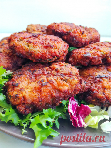 These fried meatballs (Romanian chiftele) are easy to make and are rapidly devoured by all family members. Apparently a Turkish cuisine influence from our past, as well as sarmale or ciorba, these meatballs are made with any kind of meat and can be rounded, in oval shape (parjoale in Moldavian zone) or traditionally flattened as these ones. [caption id=