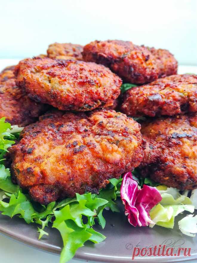 These fried meatballs (Romanian chiftele) are easy to make and are rapidly devoured by all family members. Apparently a Turkish cuisine influence from our past, as well as sarmale or ciorba, these meatballs are made with any kind of meat and can be rounded, in oval shape (parjoale in Moldavian zone) or traditionally flattened as these ones. [caption id=