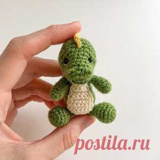 Дино амигуруми. Схемы и описания для вязания игрушек крючком! Бесплатный мастер-класс от @scandistyle_dolls по вязанию динозавра по имени Дино крючком. Размер вязаной игрушки примерно 7-8 см. Для изготовления так…