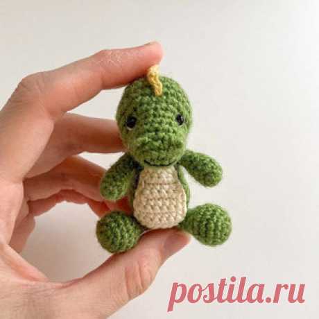 Дино амигуруми. Схемы и описания для вязания игрушек крючком! Бесплатный мастер-класс от @scandistyle_dolls по вязанию динозавра по имени Дино крючком. Размер вязаной игрушки примерно 7-8 см. Для изготовления так…