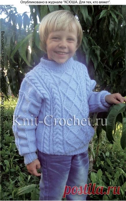 Свитер с рельефными узорами спицами.