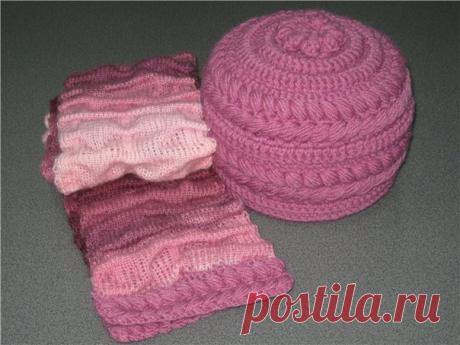 Комплект розовый. 
Работа  автора : Виринея
Огромное спасибо за описание шапочки!!!!

Шапочка. Крючок №4-5. Толщина пряжи - 100м/100гр. Две в.п., в первую вяжем 8 ст.б/н. Далее расширение по закону круга:
1 ряд - 16 ст. б/н
2 ряд - 24 ст.б/н
3 ряд - 32 ст б/н и т.д.

Вяжем плоский круг примерно 8см. в диаметре (не путайте с радиусом .) Дальше ряд без прибавок, за ним - с прибавками. Такое чередование повторить 2-3 раза. По мере вывязывания шапочку надо примерять, потому чт...