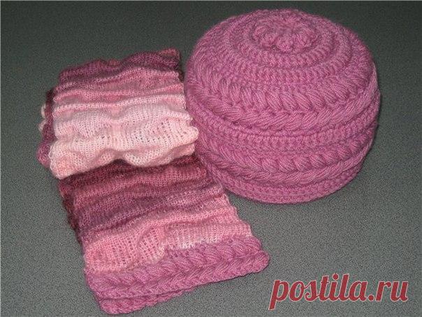 Комплект розовый. 
Работа  автора : Виринея
Огромное спасибо за описание шапочки!!!!

Шапочка. Крючок №4-5. Толщина пряжи - 100м/100гр. Две в.п., в первую вяжем 8 ст.б/н. Далее расширение по закону круга:
1 ряд - 16 ст. б/н
2 ряд - 24 ст.б/н
3 ряд - 32 ст б/н и т.д.

Вяжем плоский круг примерно 8см. в диаметре (не путайте с радиусом .) Дальше ряд без прибавок, за ним - с прибавками. Такое чередование повторить 2-3 раза. По мере вывязывания шапочку надо примерять, потому чт...