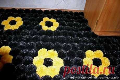 Коврик из помпонов из пакетов. Для коврика понадобится, примерно, несколько упаковок черных пакетов и 40 пакетов желтого цвета, 2 картонные заготовки для шаблона, прочные любые шнуры для перевязывания помпонов, ножницы и... прочная основа- в данном случае противомоскитная сетка нужного размера. Как сделать: только вместо ниток-ленты из пакетов. Ширина картонки-основы для помпона- 3 см., в диаметре получится 6см. Делаем разметку на сетке-основе в шахматном порядке, через каждые 6см, или ваш…