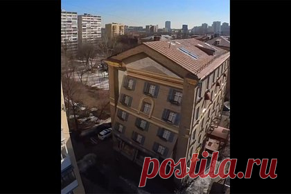 В Москве появился дом с «падающей стеной». На торце здания московской гостиницы «Золотой Колос» появилась объемная иллюзия падающей стены. Созданием мурала занимались художники студии Evidence. Работа стартовала в конце декабря 2022 года и заняла две недели. Художники отметили бурную реакцию прохожих на иллюзию.