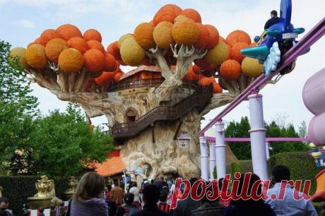 Около озера Гарда в Италии находится Гардаленд.
Своего рода это аналог Диснейленда.
Но он не является его копией и населен персонажами с местным колоритом. Это рай для детей и взрослых, попав сюда они быстро забывают о чопорности и строгих правилах и погружаются в атмосферу детства.