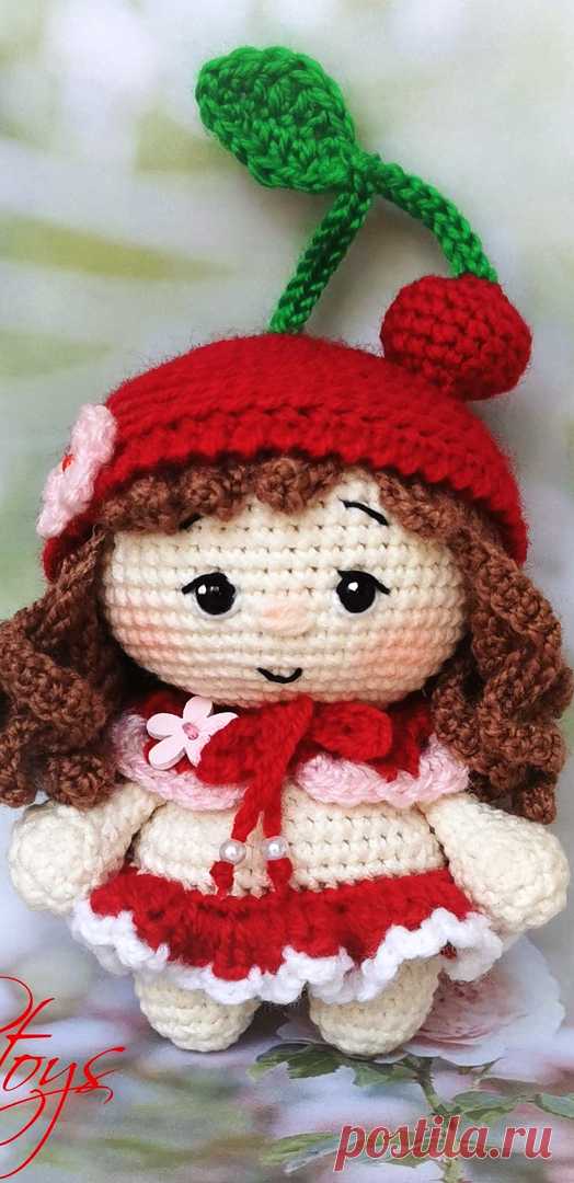 PDF Малышка Вишенка крючком. FREE crochet pattern; Аmigurumi doll patterns. Амигуруми схемы и описания на русском. Вязаные игрушки и поделки своими руками #amimore - маленькая кукла в наряде ягоды вишни, пупс в костюме вишенки, куколка, пупсик, девочка.