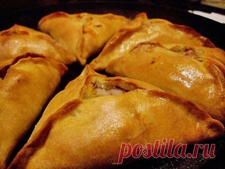 Эчпочмак

Понравилось блюдо? Жмите  и забирайте рецепт на страничку!

Ингредиенты:

● кефир
● 0.5 стакана сметаны
● чайная ложка соли, соды и разрыхлителя
● желток 100г
● сливочное масло
● 2 стакана муки
● мясо
● картофель
● лук
● перец

Приготовление:

1.Тесто получается путем смешивания половины стакана кефира с половиной стакана сметаны, добавлением чайной ложки соли, и такой же ложки соды или разрыхлителя. Также присутствует один яичный желток и 100 г растопленного сли...