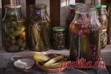 Маринованные огурцы в банках с красной смородиной, пикантные, хрустящие — Домашняя кулинария
