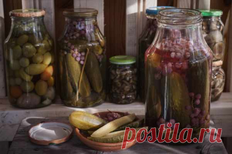 Маринованные огурцы в банках с красной смородиной, пикантные, хрустящие — Домашняя кулинария