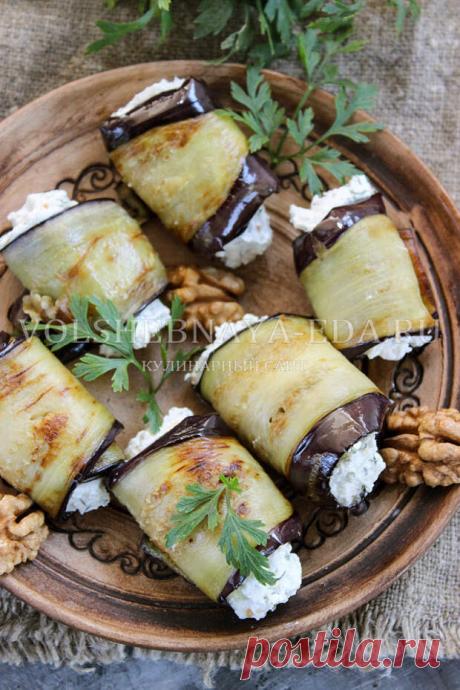 Рулетики из баклажанов с творогом - Будет вкусно - Медиаплатформа МирТесен Баклажанные рулетики с начинкой из творога, зелени, чеснока и орехов готовятся из простых и доступных продуктов за 15 минут. Закуска смотрится аппетитно не только на обеденном, но и на праздничном столе. Каждый раз меняя начинки для рулетиков из баклажан, вы будете получать новое интересное блюдо. - 22 июля - 43186486347 - Медиаплатформа МирТесен