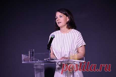 Глава МИД ФРГ отреагировала на планы передать Украине кассетные боеприпасы. Глава МИД ФРГ Анналена Бербок отреагировала на планы передать Украине кассетные боеприпасы. «Я видела сообщения в СМИ. Для нас, как подписавшей стороны, действует соглашение [запрещающее применение боеприпасов такого типа], заключенное в Осло», — высказалась глава ведомства.