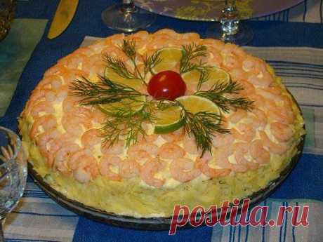 Закусочный торт-салат с креветками
1-й слой: вареные куриные яйца ( мелко порезанные)
2-й : отварная морковь ( натертая на крупной терке)
3-й : свежий огурец ( порезанный кубиками)
4-й : семга ( крупными кубиками)
Семгу сбрызнуть соком лайма и посыпать молотым перцем.
5-й : вареные яйца.
6-й : сыр( натертый на крупной терке
7-й : креветки.
Все слои, кроме слоя семги промазать майонезом, придать салату форму, по-бокам уложить тертый сыр ( придать вид торта), украсить лаймом и зеленью.)
