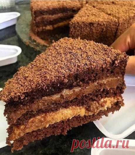 Шоколадный торт на кипятке.
Наверное самый простой из любимых вкусных тортов.

Ингредиенты для теста:
Яйца- 2 шт;
Сахар -1,5 стакана;
Разрыхлитель - 1 пачка (у меня 10 гр было в пачке);
Сода- 1,5 ч л (негашеной);
Какао- 4-6 ст л (по вкусу);
Мука - 3 стакана;
Молоко- 1 стакан;
Кипяток- 1 стакан;
Растительное масло- 1/2 стакана (но я добавила чуть меньше, но по рецепту было сказано, чем больше какао, тем больше масла);

Для крема вам понадобятся:
150 г подтаявшего сливочного...