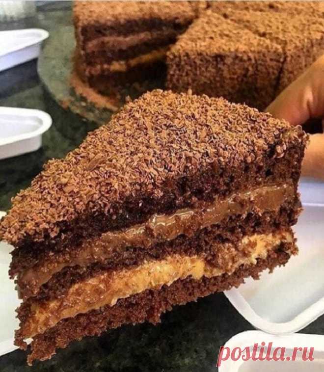 Шоколадный торт на кипятке.
Наверное самый простой из любимых вкусных тортов.

Ингредиенты для теста:
Яйца- 2 шт;
Сахар -1,5 стакана;
Разрыхлитель - 1 пачка (у меня 10 гр было в пачке);
Сода- 1,5 ч л (негашеной);
Какао- 4-6 ст л (по вкусу);
Мука - 3 стакана;
Молоко- 1 стакан;
Кипяток- 1 стакан;
Растительное масло- 1/2 стакана (но я добавила чуть меньше, но по рецепту было сказано, чем больше какао, тем больше масла);

Для крема вам понадобятся:
150 г подтаявшего сливочного...
