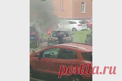 Раскрыта личность спасшего школьницу из горящего авто под Москвой мужчины. Спасшим 11-летнюю школьницу из горящего закрытого автомобиля оказался Алексей Юдаев. Знакомые называют его добрым и отзывчивым человеком. По их словам, он выпивает, но немного. «После работы пивка. Но зарабатывает мало. Он отходы утилизирует: ездят по городу, у магазинов коробки собирают», — рассказал друг Юдаева.