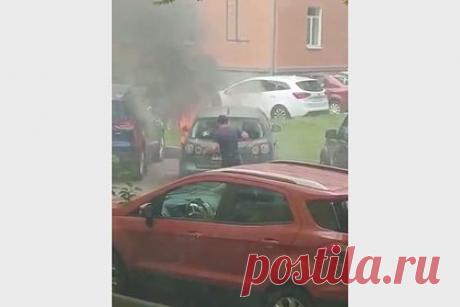 Раскрыта личность спасшего школьницу из горящего авто под Москвой мужчины. Спасшим 11-летнюю школьницу из горящего закрытого автомобиля оказался Алексей Юдаев. Знакомые называют его добрым и отзывчивым человеком. По их словам, он выпивает, но немного. «После работы пивка. Но зарабатывает мало. Он отходы утилизирует: ездят по городу, у магазинов коробки собирают», — рассказал друг Юдаева.