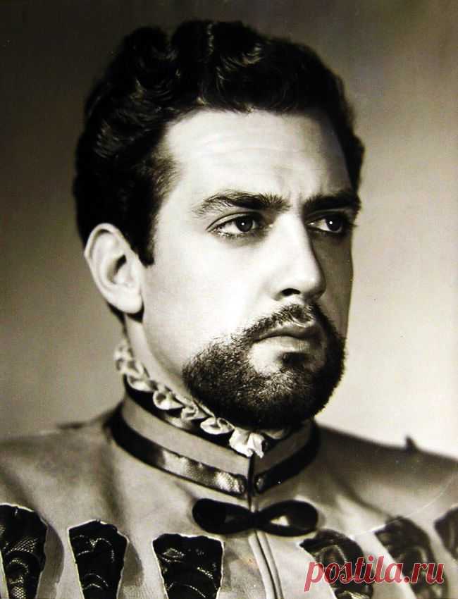 Рэймонд Берр, 21 мая, 1917
 • 12 сентября 1993