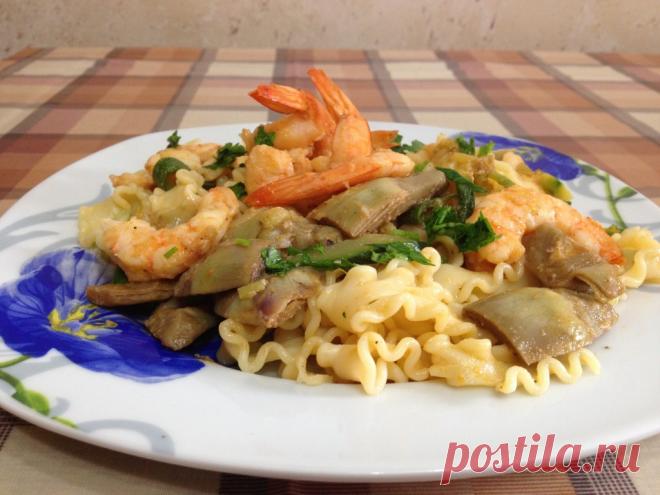 Тальолини с артишоками и креветками Тальолини с артишоками и креветками - это изысканное итальянское блюдо, которое сочетает в себе нежные креветки, свежие артишоки и хрустящие цуккини. Паста пропитывается ароматами белого вина и чеснока, создавая неповторимый вкус. Это блюдо станет украшением любого стола и порадует даже самых требовательных гурманов.