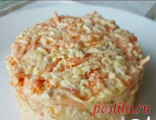 Морковно-чесночный салат
на 100грамм - 70.37 ккалБ/Ж/У - 3.37/3.99/5.69 
Ингредиенты: 
1 морковь 70г
Сыр 60г (у меня сулугуни)
Отварное куриное филе 120г
Чеснок 2 зубчика
Сметана 2 ст.л. 
Соль по вкусу
За рецепт спасибо группе Диетические рецепты 
Приготовление: 
Морковь и сыр трем на терке. Филе мелко режем. Чеснок пропускаем через чеснокодавку. Всё смешиваем, заправляем сметанкой и солим по вкусу. 
Готово! 
Приятного аппетита!