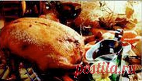 Фаршированная утка под соусом "Периго" с жареными овощами

Рецепт для опытных кулинаров. Возьмите на заметку. Эта утка станет настоящим украшением любого праздничного стола.

Время готовки: 1 ч.
Сложность приготовления: средняя.

Количество калорий: 1 125 ккал.

Ингредиенты:
200 г белых грибов.
Утка весом 1,5 кг (без костей).
230 г лука-шалота.
300 г свиного фарша.
Масло сливочное – 50 г.
250 г брюссельской капусты.
300 г козлобородника.
50 мл вина.
3 яйца, 1 луковица.
300...