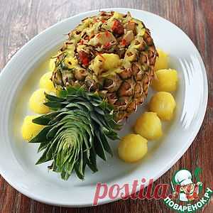 Праздничный ананас с рисом, курицей и орехами - кулинарный рецепт