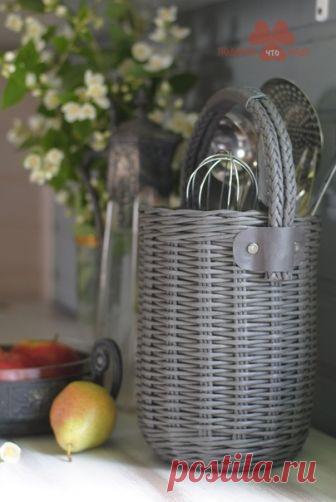 Здравствуйте!
Покажу вам новоиспечённую корзину и возможные варианты ее применения, муж оценил ее как ягодную, ему не до дизайна в доме. Размеры: высота 24 см (с ручкой 36см), диаметр 17,5. 
Колеры- черный, коричневый,аквамарин +белая эмаль, вода. Подбирала под цвет кожи.
Спасибо девочкам за вчерашнюю помощь в поиске, как пришить кусок кожи к ручке.