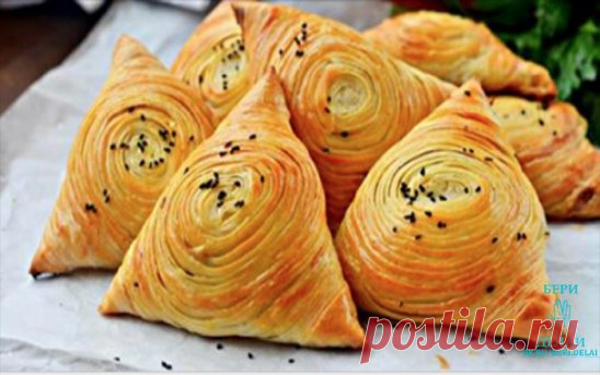 Домашняя самса из духовки: вкусная, ароматная, как в тандыре! Точный рецепт от друзей из Ташкента. Остановиться очень трудно!
Ингредиенты
Пшеничная мука — 4 стак.
Вода — 1 стак.
Сливочное масло — 100 г
Соль — 1,5 ч. л.
Баранина — 500 г
Лук — 3 шт.
Черный перец (молотый) — по вкусу
Зира — по вкусу
Курдючный жир — 200 г
Крахмал — по вкусу
Подсолнечное масло — 2 ст. л.
Кунжут — 1 ст. л.
Приготовление
В глубокую миску налейте воду, растворите в ней примерно 0,5 ч. л. соли, порциями, размешивая, вве