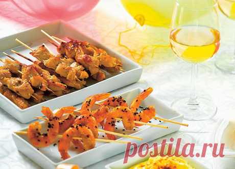 Шашлычки из креветок.
