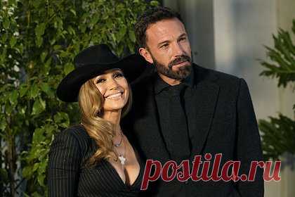 Дженнифер Лопес оправдалась за решение поменять фамилию. Актриса и певица Дженнифер Лопес объяснила решение взять фамилию мужа, актера Бена Аффлека, своей романтичной натурой. После того как она узнала, что ее поступок сочли нарушающим принципы феминизма, она очень удивилась. Лопес отметила, что ею двигала лишь любовь к мужу и традициям.