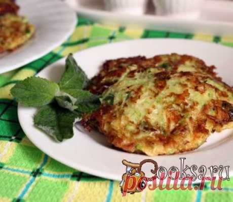 Кабачковые оладьи с сыром, беконом и мятой