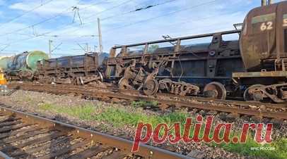 В Еврейской автономной области сошли с рельсов шесть цистерн. В ГУ МЧС России по Еврейской автономной области заявили, что в Смидовичском районе шесть цистерн сошли с рельсов. Читать далее