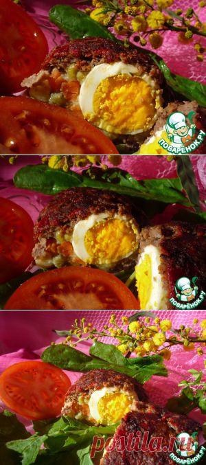 Мясной рулет с яйцом, овощами и зеленым горошком - кулинарный рецепт