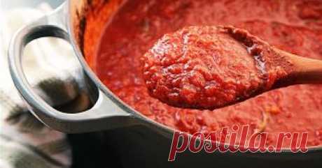 Итальянский секретный рецепт свежего томатного соуса. Так вкусно может быть только в ресторане!Гурманы, готовьте помидоры!
Томатный соус занимает почетное место во всех кухнях мира. Наверное, секрет такой популярности в том, что он достаточно легко готовится, имеет неповторимый вкус, аромат и может придать изюминку множеству блюд. Приятным бонусом является большое количество питательных веществ, например, 100 грамм томатов содержат суточную норму витамина А и половину суточной нормы витамина С.