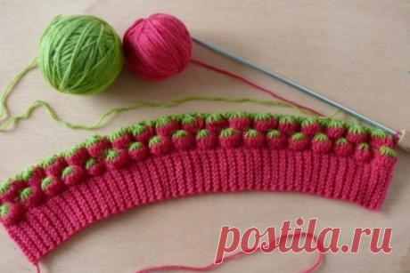 Узор крючком "клубнички" в копилочку.

1 ряд — это воздушные петли кр. нитью (кратно 4 +2),
2 ряд — (зел. нить) 3 возд п. для подъема 2 ст. с нак. * (кр. нить)4 ст. с двумя нак., (зел). 3 ст. с нак.* (все нити проводить перед вязанием.
3 ряд — (зел) 1 в.п. *4 полуст без накида вязать между кр ст. предыд ряда, потом их закончить. провязав вместе, 3 ст. без нак.*
4 ряд — (кр. нить) 3 возд.п. для подъема, 1 ст. с нак. а дальше как 2 ряд от * до*красной нитью придется вязать с...