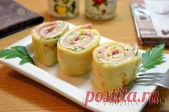 Блинные РУЛЕТИКИ с начинкой из ВЕТЧИНЫ и СЫРА Очень вкусная и лёгкая в приготовлении закуска. Ингредиенты: Молоко — 2 стакана (400 миллилитров) Мука пшеничная — 8 столовых ложек (160 грамм) Подсолнечное масло (для жарки) — 3 столовых ложки (60 миллилитров) Плавленый кусковой сырок — 2 пачки (300 грамм) Майонез — 90 грамм Свежая зелень укропа — небольшой пучок (20 грамм) Нарезанная ветчина — …