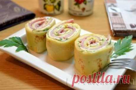Блинные РУЛЕТИКИ с начинкой из ВЕТЧИНЫ и СЫРА Очень вкусная и лёгкая в приготовлении закуска. Ингредиенты: Молоко — 2 стакана (400 миллилитров) Мука пшеничная — 8 столовых ложек (160 грамм) Подсолнечное масло (для жарки) — 3 столовых ложки (60 миллилитров) Плавленый кусковой сырок — 2 пачки (300 грамм) Майонез — 90 грамм Свежая зелень укропа — небольшой пучок (20 грамм) Нарезанная ветчина — …