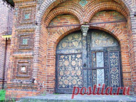 Дверь. Автор фотографии: © JuNe Снято: 15 июля 2005 | Ярославль. Церковь Усекновения главы Иоанна Предтечи в Толчкове, фотография | https://sobory.ru