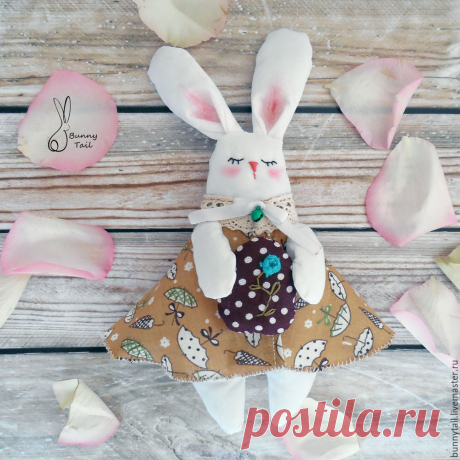 Шьем милых кроликов к Пасхе Сегодня я предлагаю вам сшить милого пасхального кролика-сувенир, который украсит праздничный стол или вашу полку, а также станет хорошим подарком для близких. Он довольно прост в исполнении, хотя придется повозиться с ушками. Итак, предлагаю приступить — вот выкройка, туловище — 2 детали, ушки — 4 детали, лапки — 4 детали. Раскраиваем по ткани. Сначала берем ушки, сшиваем, делаем край зигзагообразным, чтобы форма была красивой.