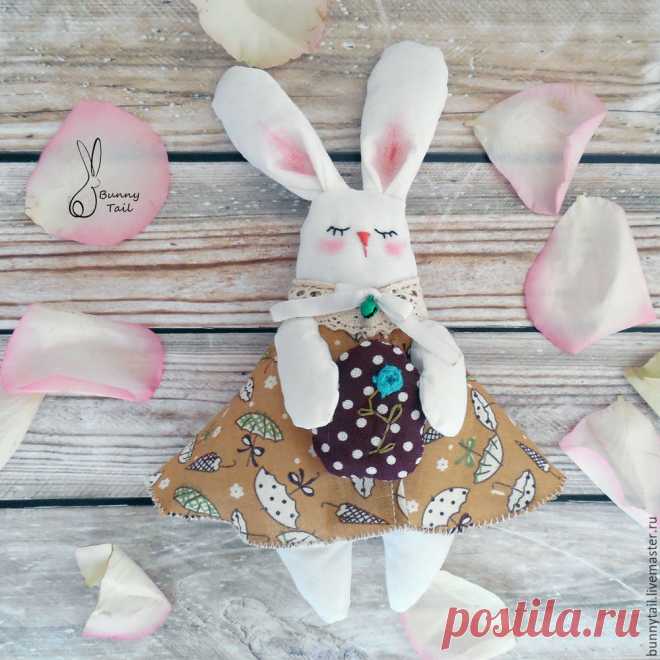 Шьем милых кроликов к Пасхе Сегодня я предлагаю вам сшить милого пасхального кролика-сувенир, который украсит праздничный стол или вашу полку, а также станет хорошим подарком для близких. Он довольно прост в исполнении, хотя придется повозиться с ушками. Итак, предлагаю приступить — вот выкройка, туловище — 2 детали, ушки — 4 детали, лапки — 4 детали. Раскраиваем по ткани. Сначала берем ушки, сшиваем, делаем край зигзагообразным, чтобы форма была красивой.
