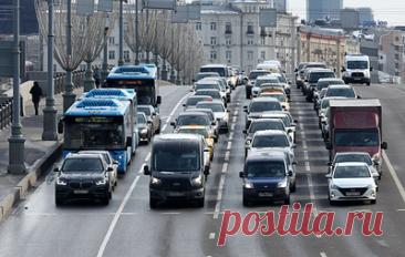 В РФ планируют напоминать водителям об отсутствии полиса ОСАГО через "Госуслуги". По мнению директора всероссийского Союза страховщиков Евгения Уфимцева, это будет стимулировать граждан, которые в силу каких-то причин не приобретают полисы, покупать страховку