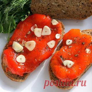 МАРИНОВАННЫЕ ПЕЧЕНЫЕ ПЕРЦЫ 

ИНГРЕДИЕНТЫ:
● 4 больших болгарских перца 
● 4 зубчика чеснока
● 1 ч.ложка с горкой сушеного базилика
● 1 ч.ложка с горкой крупной соли
● 1 ч.ложка без горки сахара
● 6-7 горошин черного перца
● 5 ст.ложек оливкового масла
● 1 ст.ложка бальзамического уксуса
● сок четвертинки лимона

ПРИГОТОВЛЕНИЕ:
Перцы моем и сушим. Кладем на решётку и запекаем в духовке при температуре 200 градусов в режиме гриля. Кожица на перцах должна вздуться и местами п...