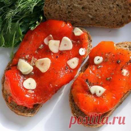 МАРИНОВАННЫЕ ПЕЧЕНЫЕ ПЕРЦЫ 

ИНГРЕДИЕНТЫ:
● 4 больших болгарских перца 
● 4 зубчика чеснока
● 1 ч.ложка с горкой сушеного базилика
● 1 ч.ложка с горкой крупной соли
● 1 ч.ложка без горки сахара
● 6-7 горошин черного перца
● 5 ст.ложек оливкового масла
● 1 ст.ложка бальзамического уксуса
● сок четвертинки лимона

ПРИГОТОВЛЕНИЕ:
Перцы моем и сушим. Кладем на решётку и запекаем в духовке при температуре 200 градусов в режиме гриля. Кожица на перцах должна вздуться и местами п...