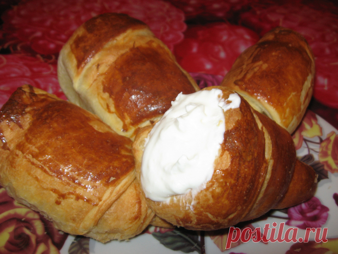 Пирожное "Трубочки" с кремом
  #рецепт   #кулинария   #пирожное #выпечка   #трубочки   #десерт #вкусно 
Ингредиенты:
- 1 упаковка. слоеного теста
- 100 г сахарной пудры
- 2 яичных белка
- 1 щепотка лимонной кислоты

Приготовление: