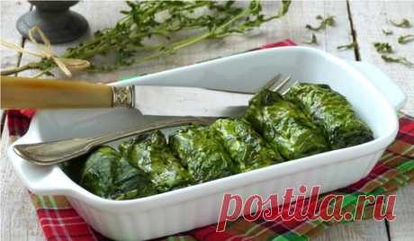Голубцы с рисом в свекольных листьях.
Оригинальный рецепт вкуснейших голубцов с начинкой из риса, репчатого лука и зелени. Ароматную начинку заворачиваем в свекольные листья, что придает блюду сочность и неповторимый вкус. Вегетарианское блюдо.