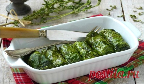 Голубцы с рисом в свекольных листьях.
Оригинальный рецепт вкуснейших голубцов с начинкой из риса, репчатого лука и зелени. Ароматную начинку заворачиваем в свекольные листья, что придает блюду сочность и неповторимый вкус. Вегетарианское блюдо.