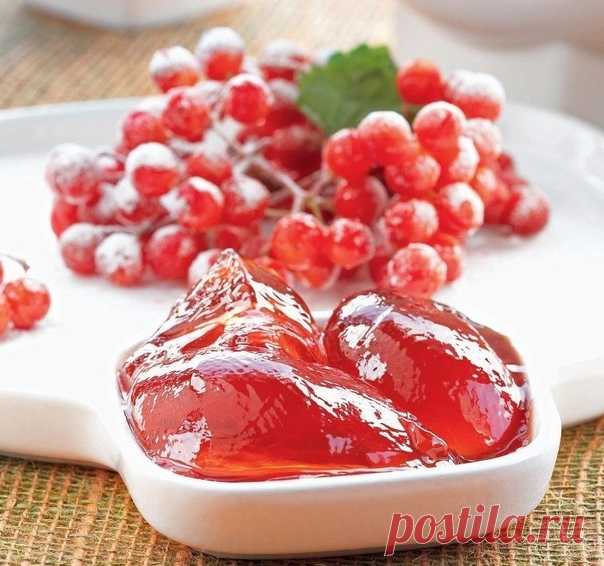 СОК из КАЛИНЫ
======================================
калину отделить от веток, промыть ягоды, на 1 кг ягод добавить 1/2-1 стакан воды и пропарить до размягчения (ягоды у калины нежные , достаточно 7-10 минут), протереть массу через сито- получаем густой сок с мякотью, а далее:
-можно заморозить(лучше порционно)
-приготовить джем-желе(на 1 л сока -1 кг сахара)
-или сироп (на 1 л сока-500 г сахара)