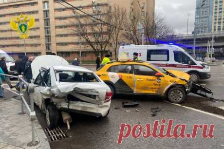При аварии в Москве авто влетело в пешеходов. В столичном Свиблово такси столкнулось с легковушкой.