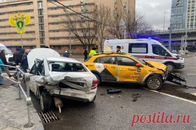 При аварии в Москве авто влетело в пешеходов. В столичном Свиблово такси столкнулось с легковушкой.